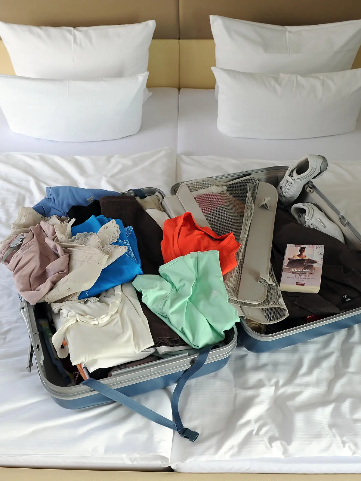 ILLUSTRATION - Ein gepackter Koffer liegt am 08.09.2010 in einem Hotelzimmer geöffnet auf dem Bett.