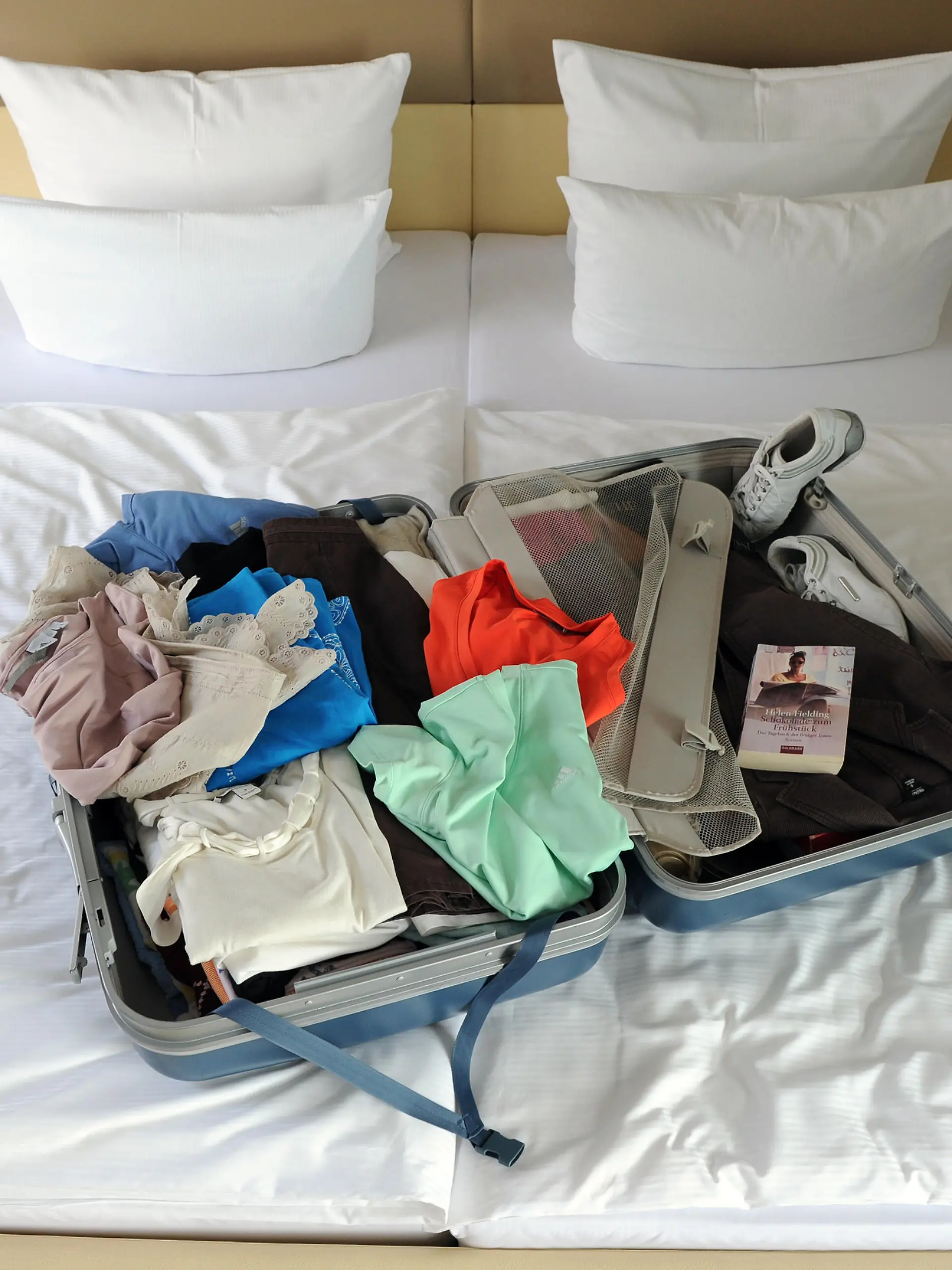 ILLUSTRATION - Ein gepackter Koffer liegt am 08.09.2010 in einem Hotelzimmer geöffnet auf dem Bett.
