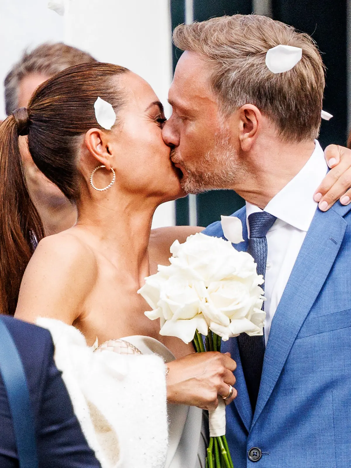 dpatopbilder - 07.07.2022, Schleswig-Holstein, Keitum: Bundesfinanzminister Christian Lindner (FDP) und seine Lebensgefährtin Franca Lehfeldt verlassen das Sylt-Museum.
Bundesfinanzminister Christian Lindner und seine Lebensgefährtin Franca Lehfeldt haben auf Sylt standesamtlich geheiratet. Der FDP-Politiker und die Politik-Reporterin gaben sich am Donnerstagnachmittag im Sylt-Museum in Keitum das Ja-Wort. - RECROP - Foto: Axel Heimken/dpa +++ dpa-Bildfunk +++