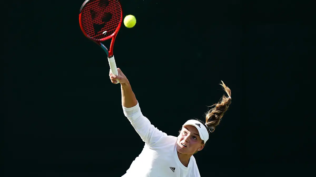 02.07.2022, Großbritannien, London: Tennis: Grand Slam/WTA-Tour - Wimbledon, Einzel, Damen, 3. Runde, Rybakina (Kasachstan) - Zheng (China): Jelena Rybakina in Aktion. Foto: Aaron Chown/PA Wire/dpa +++ dpa-Bildfunk +++