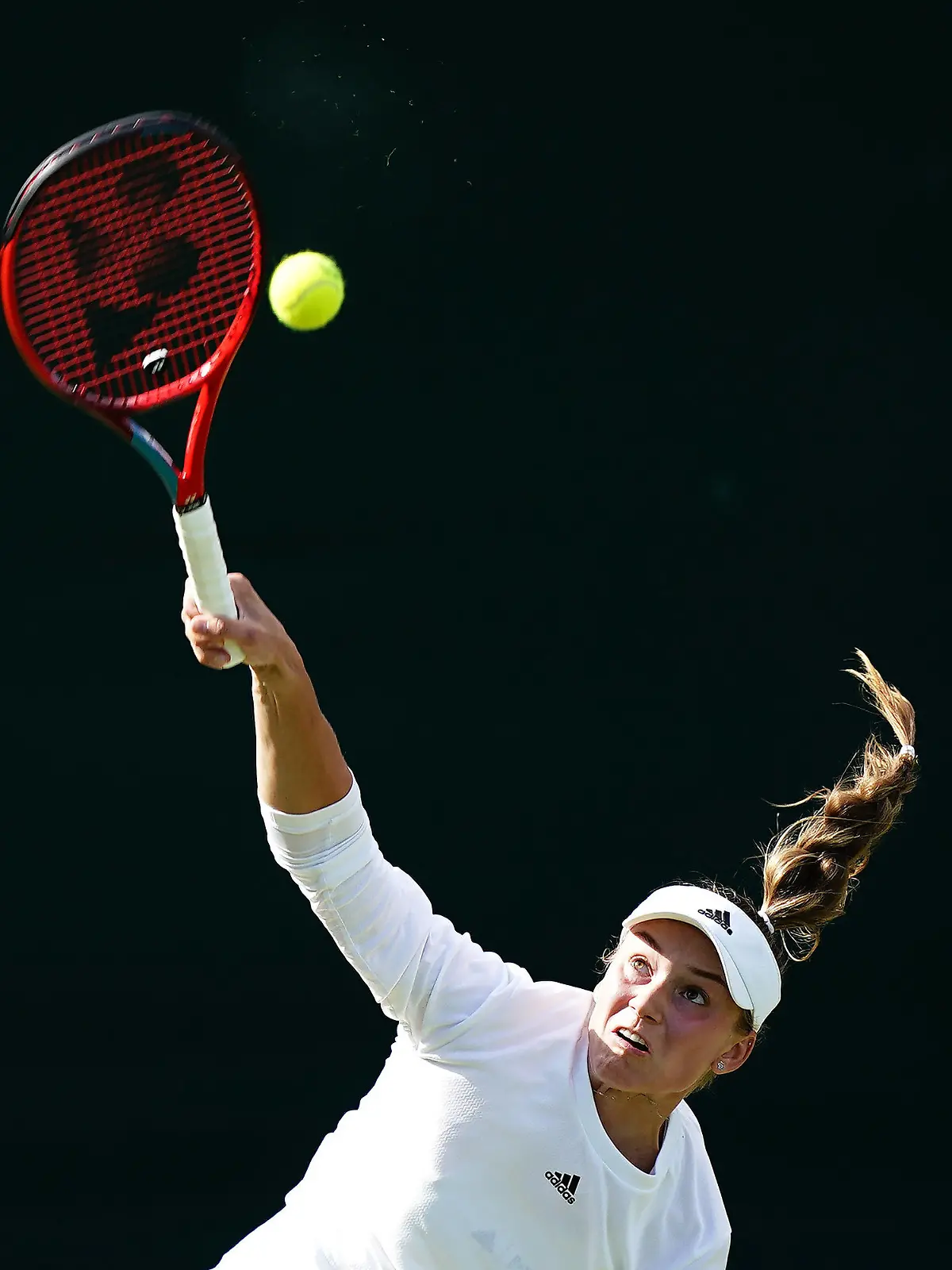 02.07.2022, Großbritannien, London: Tennis: Grand Slam/WTA-Tour - Wimbledon, Einzel, Damen, 3. Runde, Rybakina (Kasachstan) - Zheng (China): Jelena Rybakina in Aktion. Foto: Aaron Chown/PA Wire/dpa +++ dpa-Bildfunk +++
