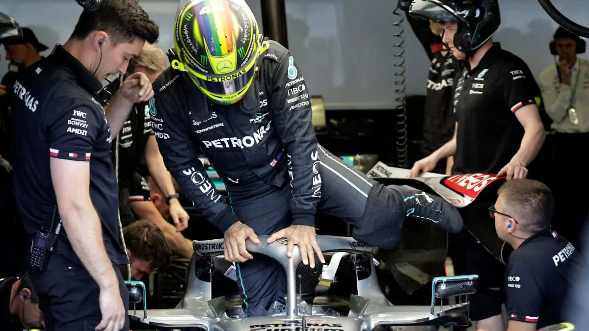 Formula One F1 - Austrian Grand Prix - Red Bull Ring, Spielberg, Austria - July 9, 2022 Mercedes' Lewis Hamilton with engineers before the start of practice REUTERS/Leonhard Foeger