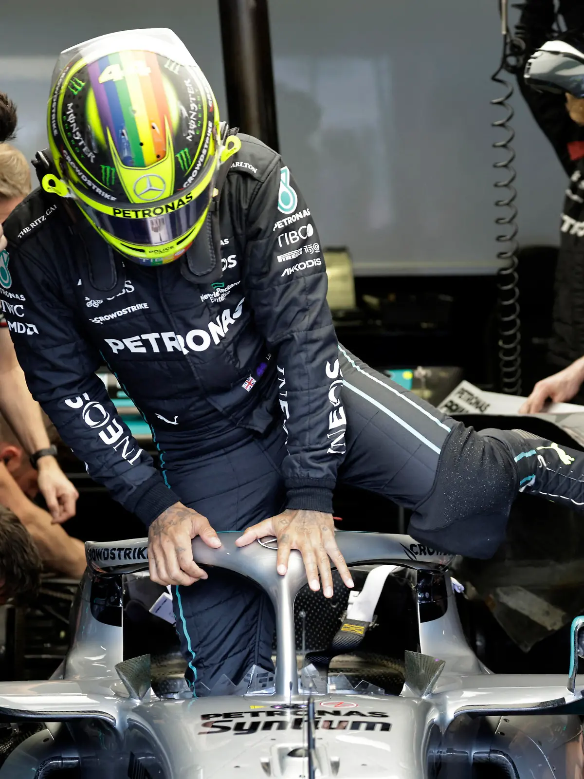 Formula One F1 - Austrian Grand Prix - Red Bull Ring, Spielberg, Austria - July 9, 2022 Mercedes' Lewis Hamilton with engineers before the start of practice REUTERS/Leonhard Foeger