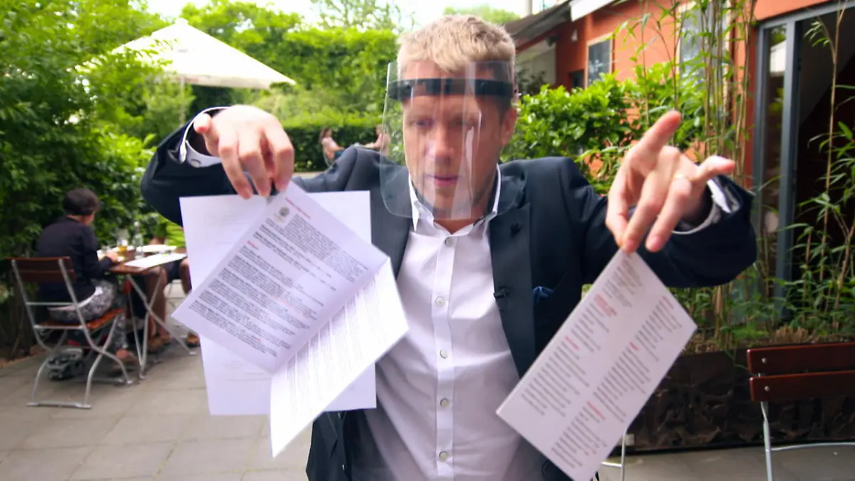 Oliver Pocher als Kellner unterwegs Pocher - gefährlich ehrlich