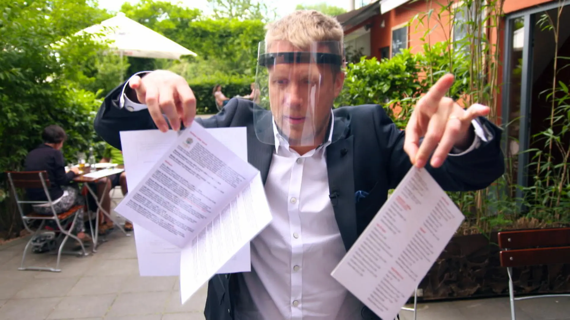 Oliver Pocher als Kellner unterwegs Pocher - gefährlich ehrlich