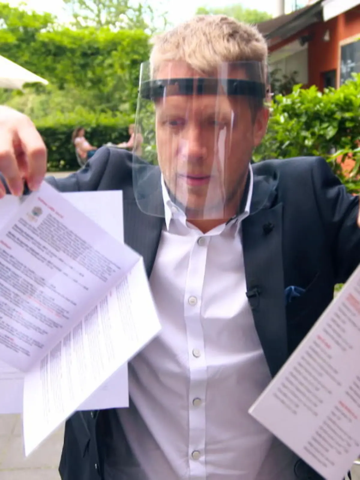 Bild zu: "Oliver Pocher als Kellner unterwegs"
