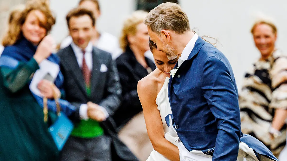 09.07.2022, Schleswig-Holstein, Keitum/Sylt: Bundesfinanzminister Christian Lindner (FDP) und seine Frau Franca Lehfeldt kommen nach der kirchlichen Trauung aus der Kirche St. Severin. Lindner hat seine Partnerin Lehfeldt am 07. Juli 2022 auf Sylt standesamtlich geheiratet. Foto: Axel Heimken/dpa +++ dpa-Bildfunk +++
