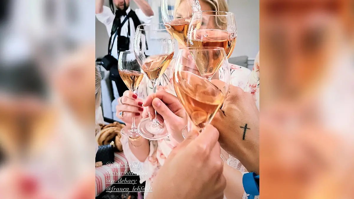 Franca Lehfeldt stößt mit ihrer Crew im Styling an, bevor sie Christian Lindner heiratet.