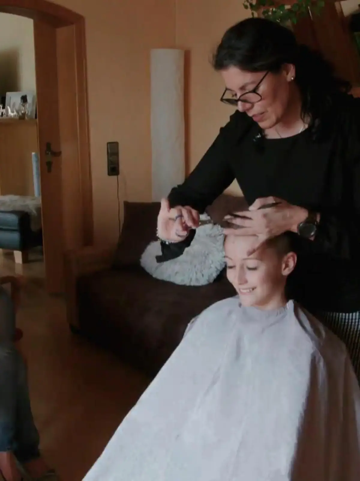Bild zu: "Lina frisiert ihren Letzten Kunden für diesen Tag"