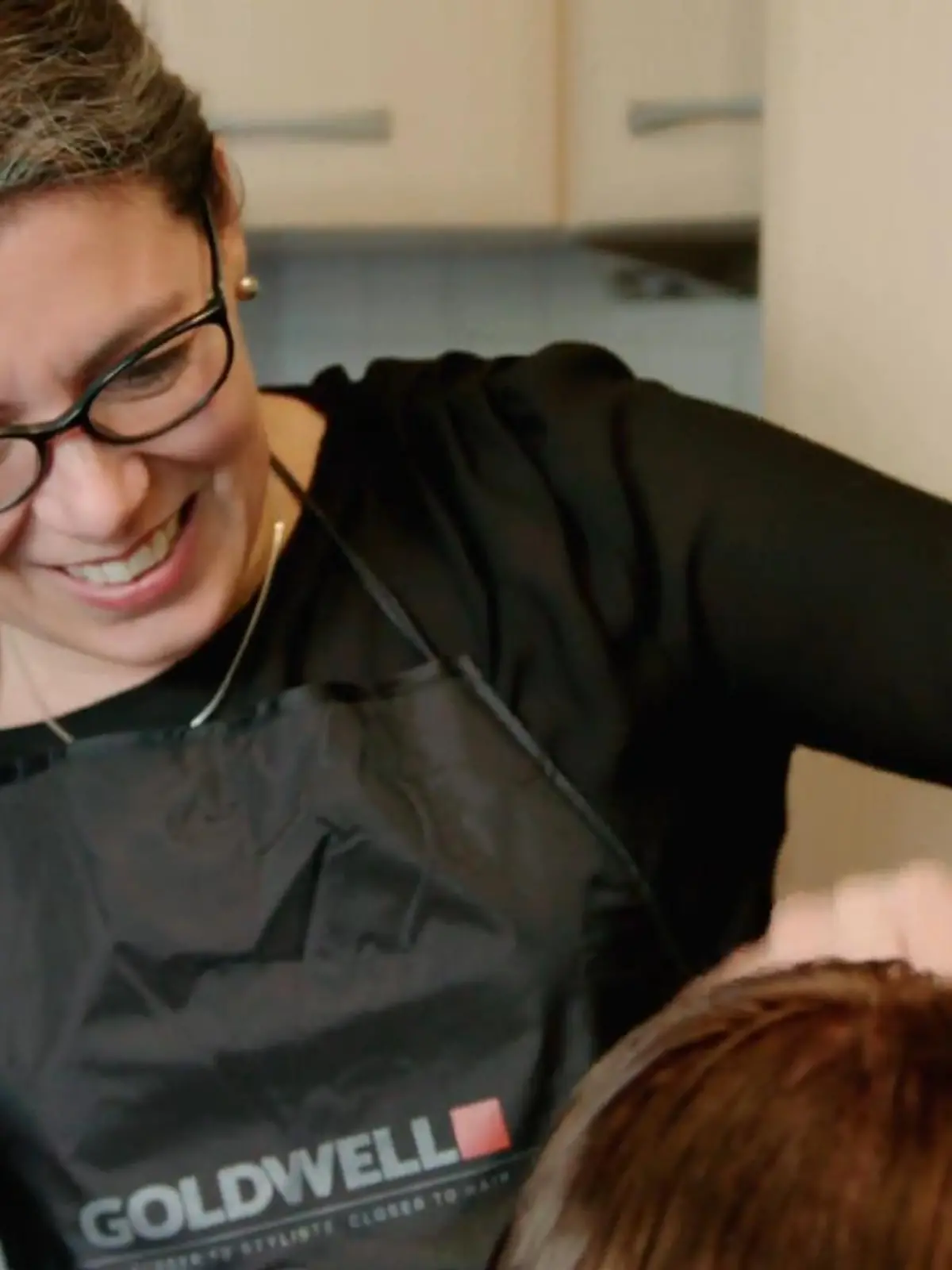 Bild zu: "Friseurmeisterin Lina bereitet sich auf ihren Tag vor"