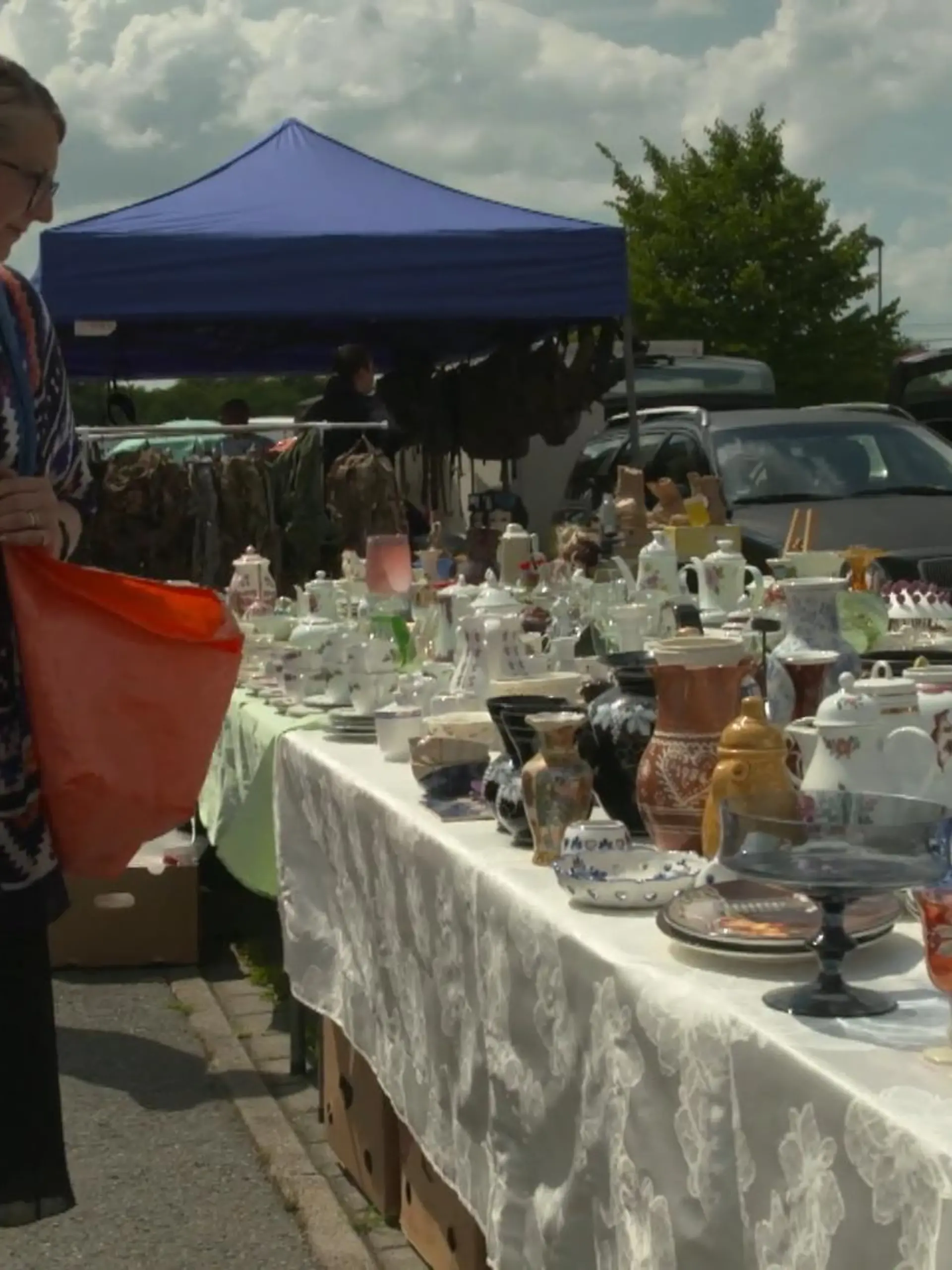 Wenn der Geldbeutel leer ist, lohnt sich der Flohmarkt. Ob verkaufen oder kaufen. Wie man da die besten Preise rausholt, zeigen die RTL-Reporterinnen Anke Reichardt und Wiebke Wittneben.