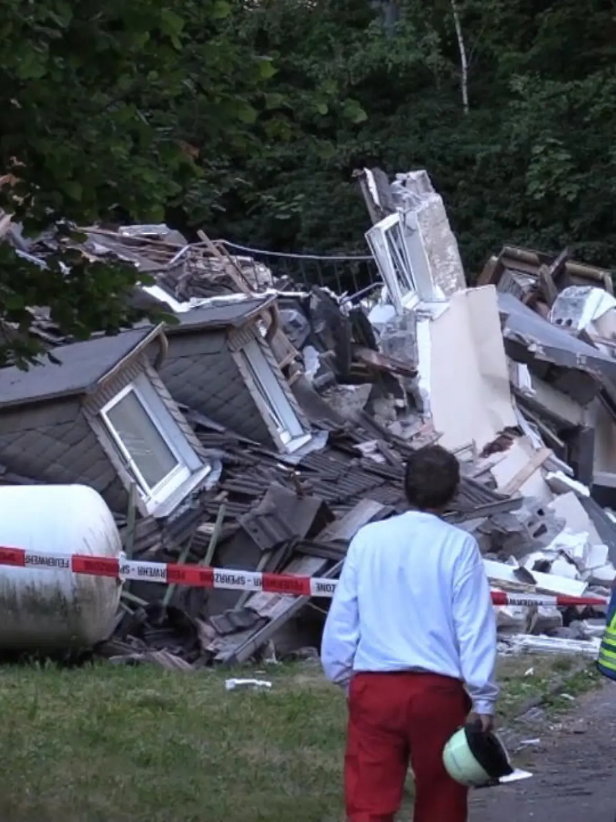 Nach einer Explosion stürzt ein komplettes Mehrparteienhaus ein. Es gibt mehrere Verletzte, die Einsatzkräfte suchen nach Verschütteten.