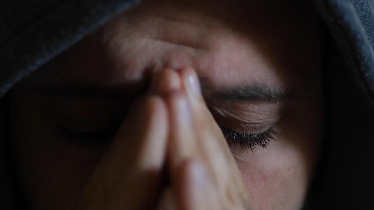  mann,verzweifelt,deprimiert,männer,männlich,verzweifeln,verzweiflung,depression,depressionen,depressiv,niedergeschlagen,niedergeschlagenheit *** man,desperate,depressed,guy,men,desperates,depresseds 1un-gi9 ,model released, Symbolfoto