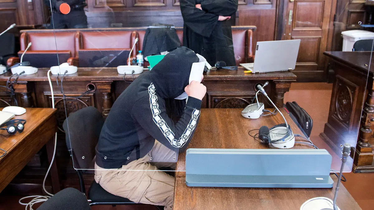 ARCHIV - 12.05.2022, Hamburg: Ein 21 Jahre alter Angeklagter sitzt im Oberlandesgericht neben seinem Verteidiger Roman Raczek im Saal. Die Bundesanwaltschaft wirft dem Mann die Vorbereitung eines islamistisch motivierten Sprengstoffanschlags vor und hat eine Strafe von sieben Jahre Haft beantragt. (zu dpa «Prozess um geplanten Terroranschlag - sieben Jahre Haft gefordert») Foto: Daniel Bockwoldt/dpa-Pool/dpa +++ dpa-Bildfunk +++