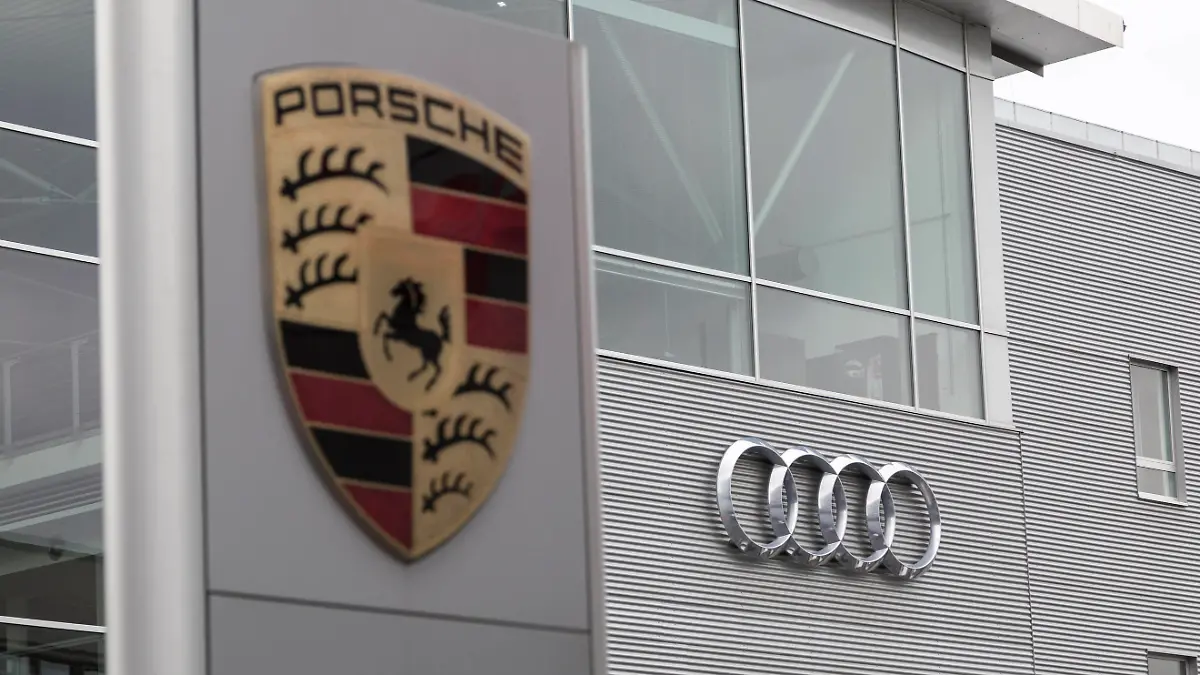 Porsche und Audi Logo an einer Säule in Berlin *** Porsche and Audi logo on a pillar in Berlin