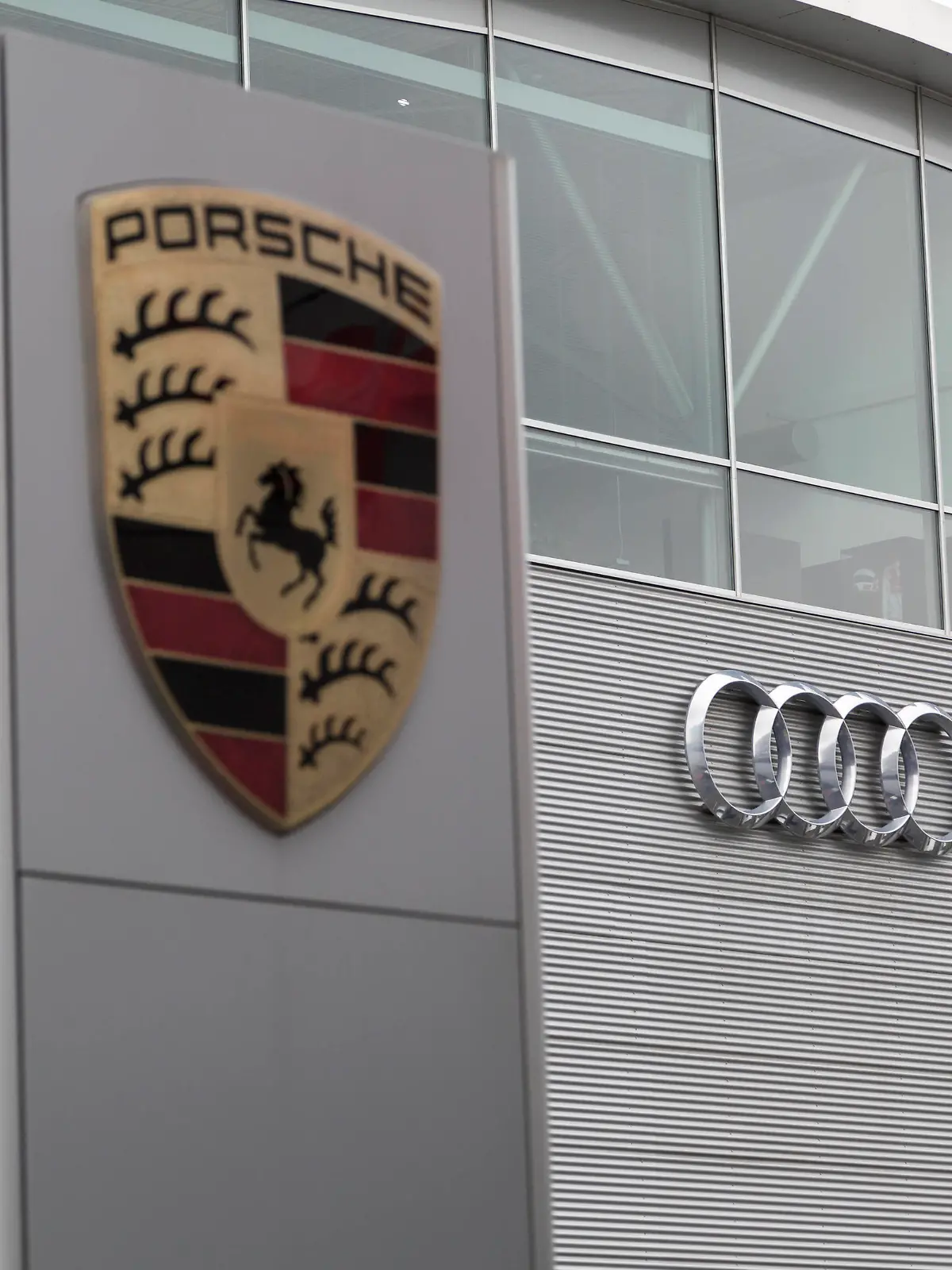 Porsche und Audi Logo an einer Säule in Berlin *** Porsche and Audi logo on a pillar in Berlin 