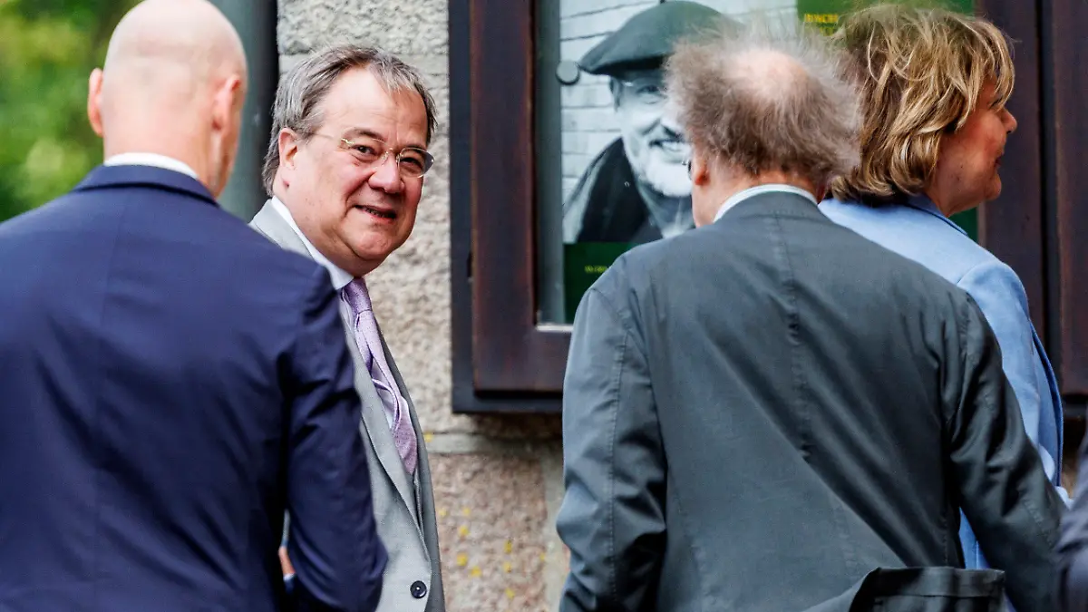 09.07.2022, Schleswig-Holstein, Keitum/Sylt: Der frühere CDU-Vorsitzender Armin Laschet kommt zur Kirche St. Severin, in der Bundesfinanzminister Lindner und seine Frau heiraten wollen. Lindner hat seine Partnerin Lehfeldt am 07. Juli 2022 auf Sylt standesamtlich geheiratet. Foto: Axel Heimken/dpa +++ dpa-Bildfunk +++