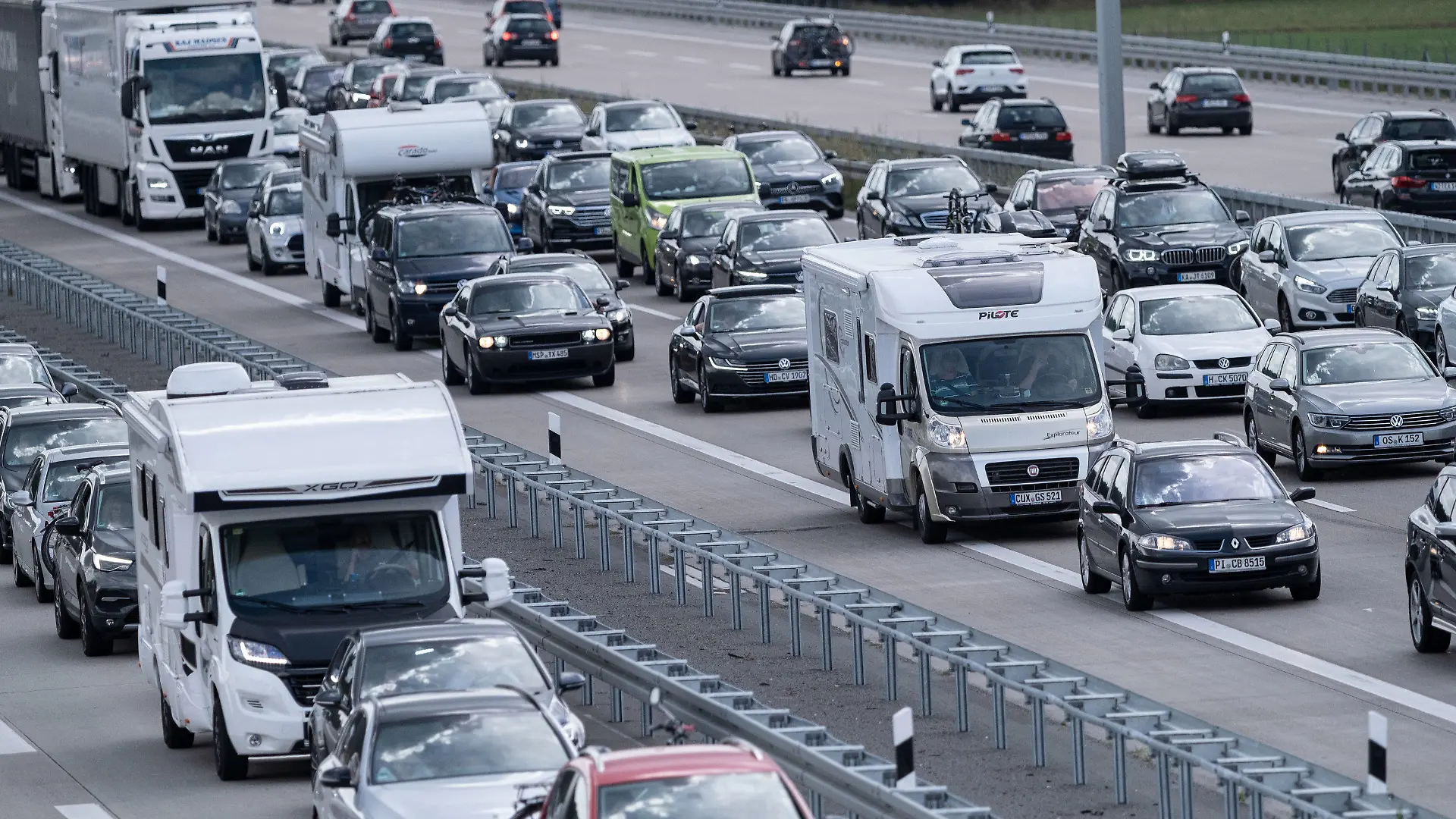ARCHIV - 22.08.2020, Niedersachsen, Mellendorf: Fahrzeuge stehen auf einer Autobahn in Niedersachsen im Stau. Der Sommerurlaub dürfte in diesem Jahr wieder zahllose Staus auf den Straßen mit sich bringen. Das kommende Wochenende soll so staureich wie in der Zeit vor der Corona-Pandemie ausfallen (zu dpa «Erstes Juli-Wochenende verspricht viele Staus») Foto: Peter Steffen/dpa +++ dpa-Bildfunk +++