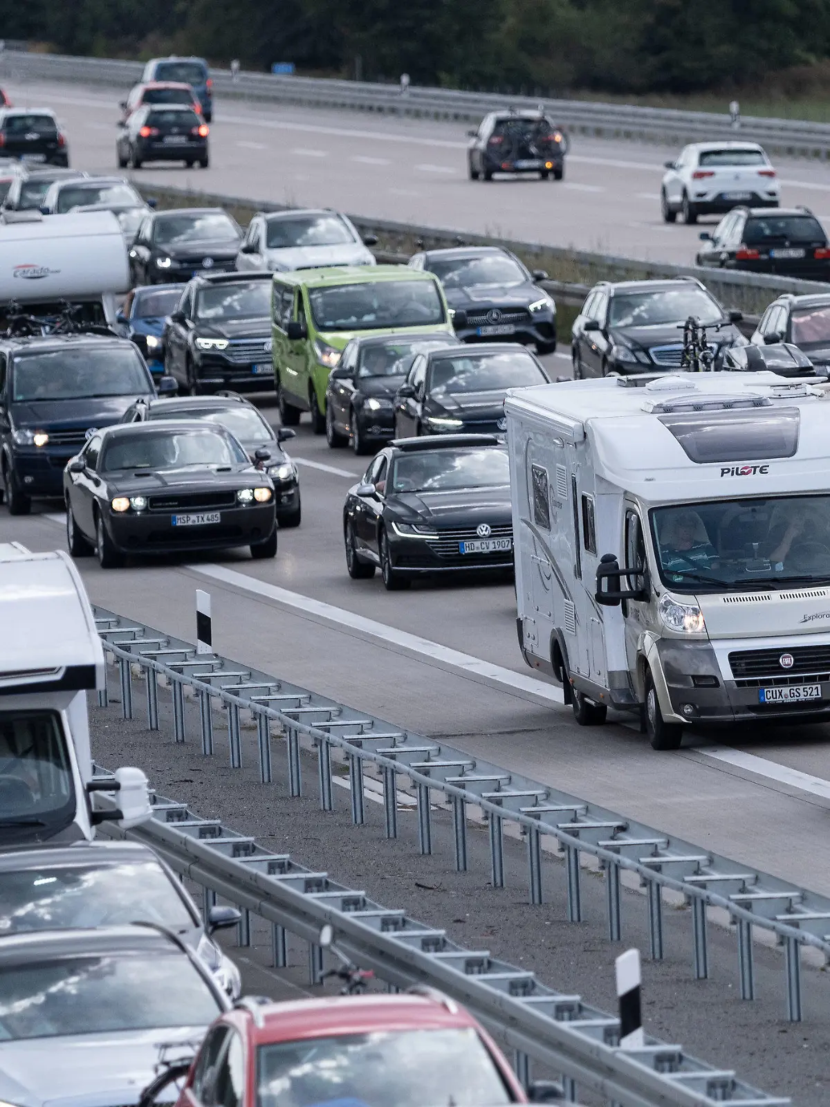 ARCHIV - 22.08.2020, Niedersachsen, Mellendorf: Fahrzeuge stehen auf einer Autobahn in Niedersachsen im Stau. Der Sommerurlaub dürfte in diesem Jahr wieder zahllose Staus auf den Straßen mit sich bringen. Das kommende Wochenende soll so staureich wie in der Zeit vor der Corona-Pandemie ausfallen (zu dpa «Erstes Juli-Wochenende verspricht viele Staus») Foto: Peter Steffen/dpa +++ dpa-Bildfunk +++