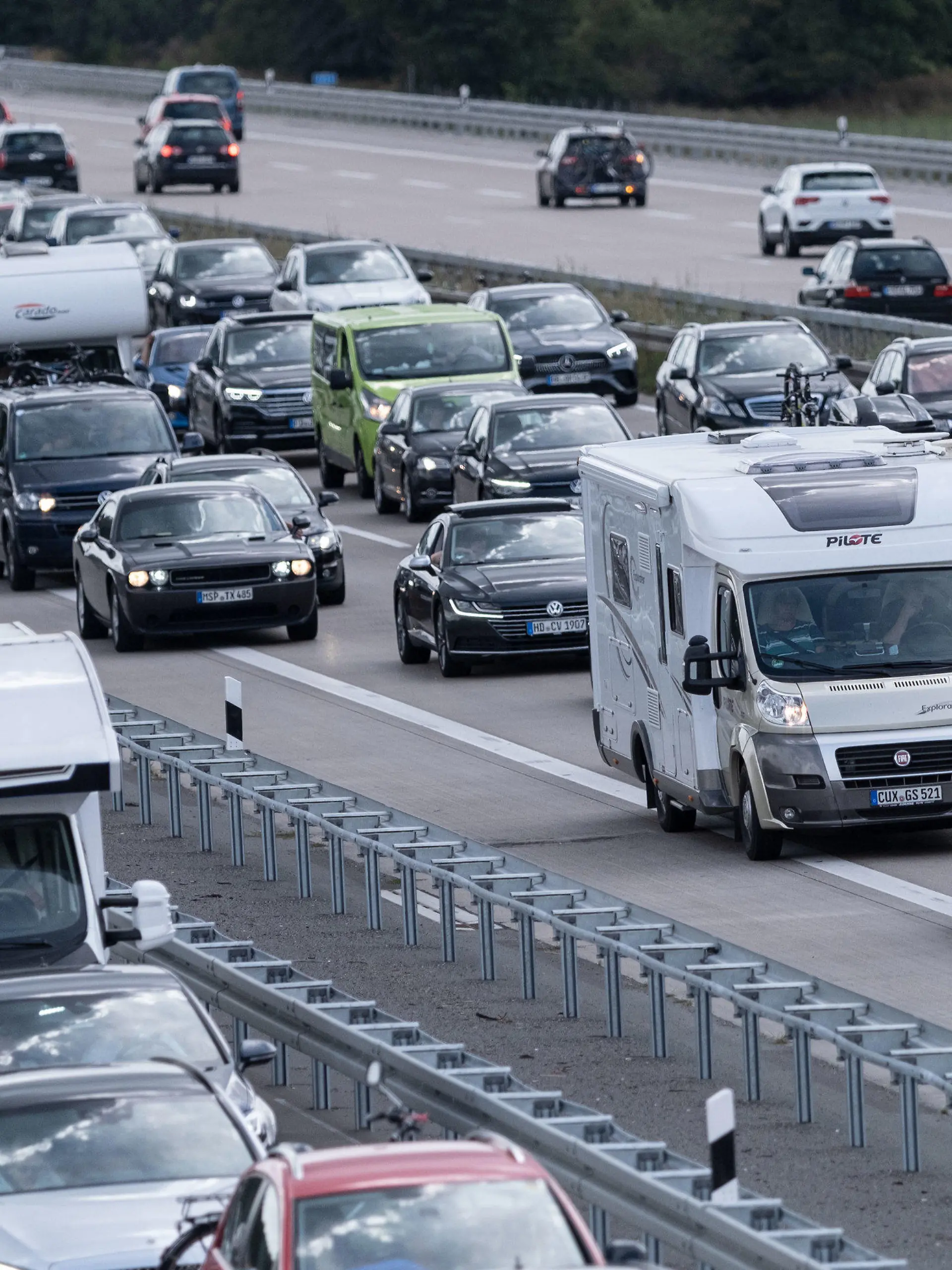 ARCHIV - 22.08.2020, Niedersachsen, Mellendorf: Fahrzeuge stehen auf einer Autobahn in Niedersachsen im Stau. Der Sommerurlaub dürfte in diesem Jahr wieder zahllose Staus auf den Straßen mit sich bringen. Das kommende Wochenende soll so staureich wie in der Zeit vor der Corona-Pandemie ausfallen (zu dpa «Erstes Juli-Wochenende verspricht viele Staus») Foto: Peter Steffen/dpa +++ dpa-Bildfunk +++