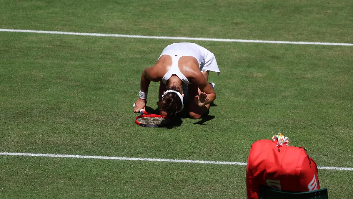 7th July 2022, All England Lawn Tennis and Croquet Club, London, England Wimbledon Tennis tournament Tatjana Maria GER on her knees in disappointment after her forehand shot hits the net to give Ons Jabeur TUN a vital game point PUBLICATIONxNOTxINxUK ActionPlus12405686 JohnxPatrickxFletcher 