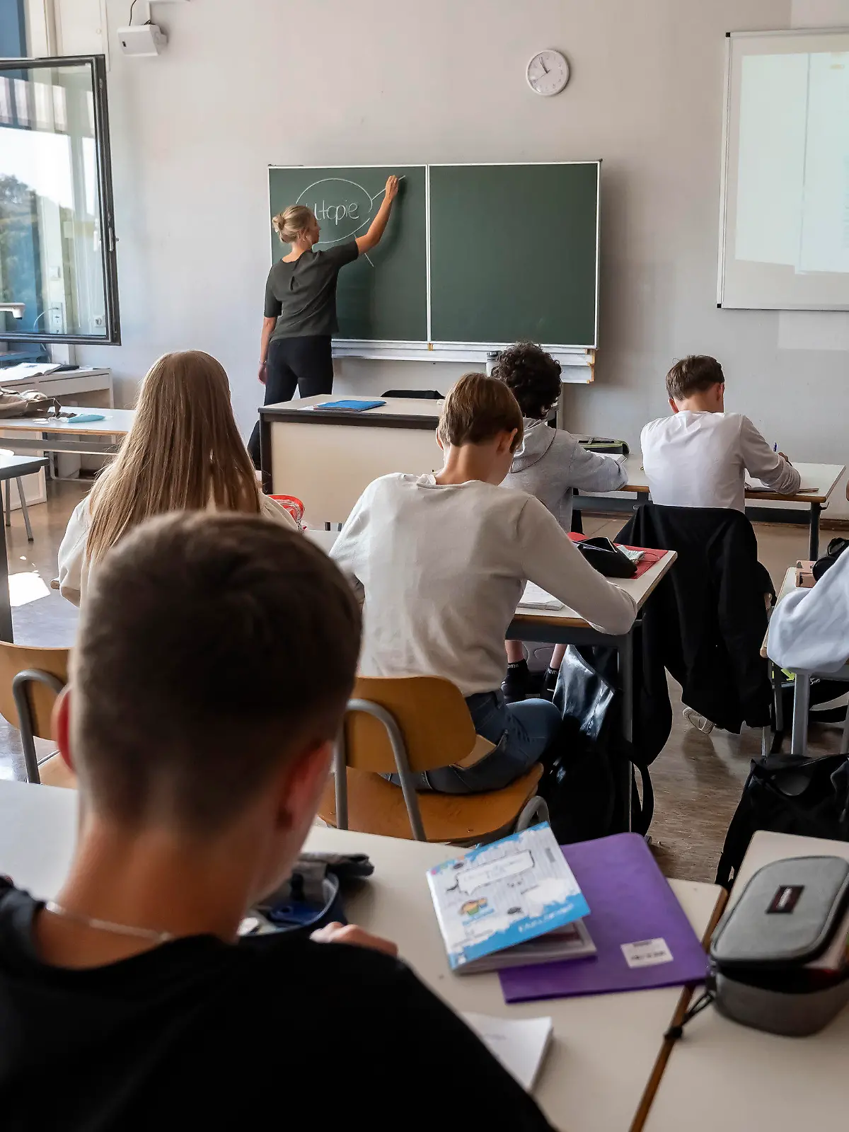ARCHIV - 18.09.2020, Baden-Württemberg, Karlsruhe: In einer Schule Karlsruhe findet bei geöffnetem Fenster eine Unterrichtsstunde statt. (zu dpa: ««In jedem Fall wieder Präsenz» - Eisenmann für offene Schulen») Foto: Uli Deck/dpa - ACHTUNG: Nur zur redaktionellen Verwendung im Zusammenhang mit der aktuellen Berichterstattung und nur mit vollständiger Nennung des vorstehenden Credits +++ dpa-Bildfunk +++