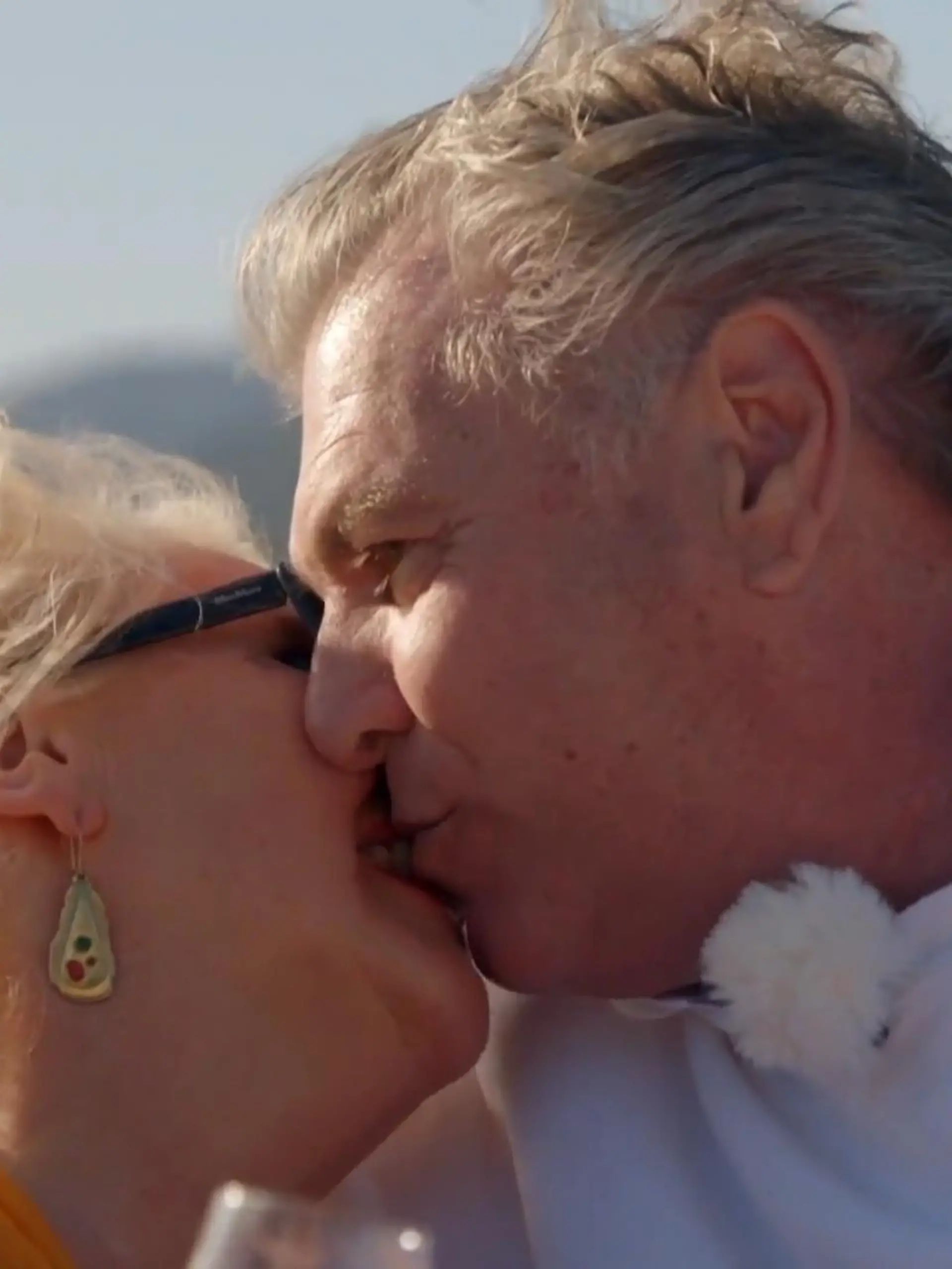 Bild zu: "Verlobung im "First Dates Hotel": Dieter hält um Iris' Hand an und sie sagt Ja"