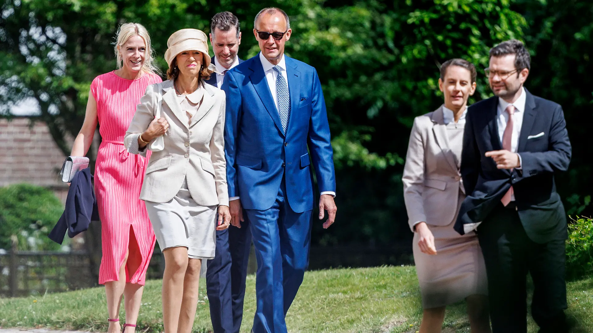 09.07.2022, Schleswig-Holstein, Keitum/Sylt: CDU-Vorsitzender Friedrich Merz (r) und seine Frau Charlotte kommen zur Kirche St. Severin, in der Bundesfinanzminister Lindner und seine Frau heiraten wollen. Lindner hat seine Partnerin Lehfeldt am 07. Juli 2022 auf Sylt standesamtlich geheiratet. Foto: Axel Heimken/dpa +++ dpa-Bildfunk +++