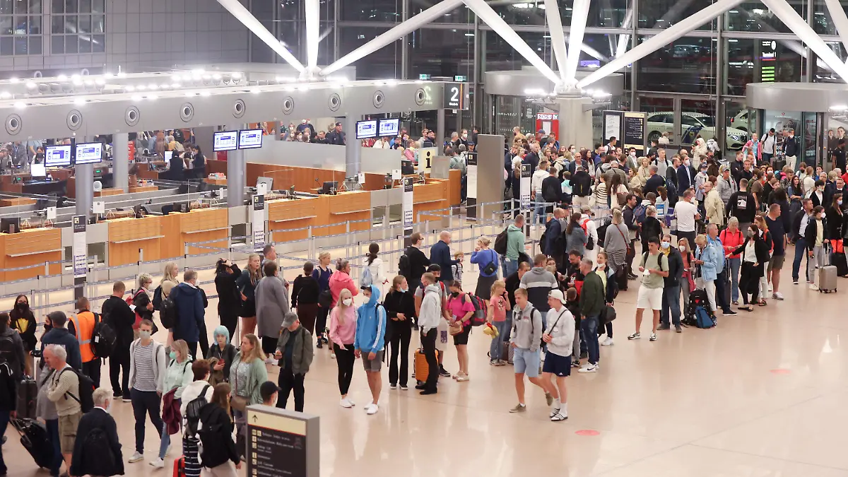 07.07.2022, Hamburg: Zahlreiche Reisende stehen am Morgen in einer Schlange im Terminal 1 an, die zur Sicherheitskontrolle am Hamburger Flughafen führt. In Hamburg haben die Ferien begonnen. Foto: Bodo Marks/dpa +++ dpa-Bildfunk +++