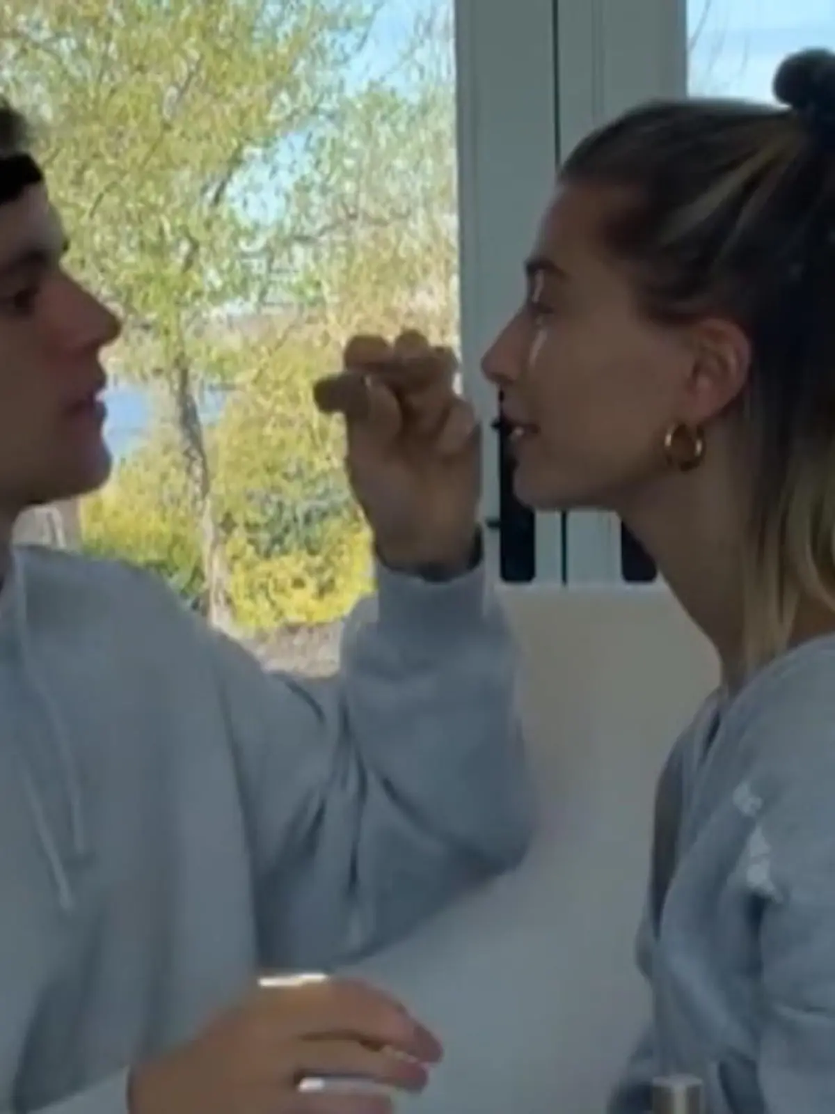 Bild zu: "Justin Bieber schminkt seine Hailey!"