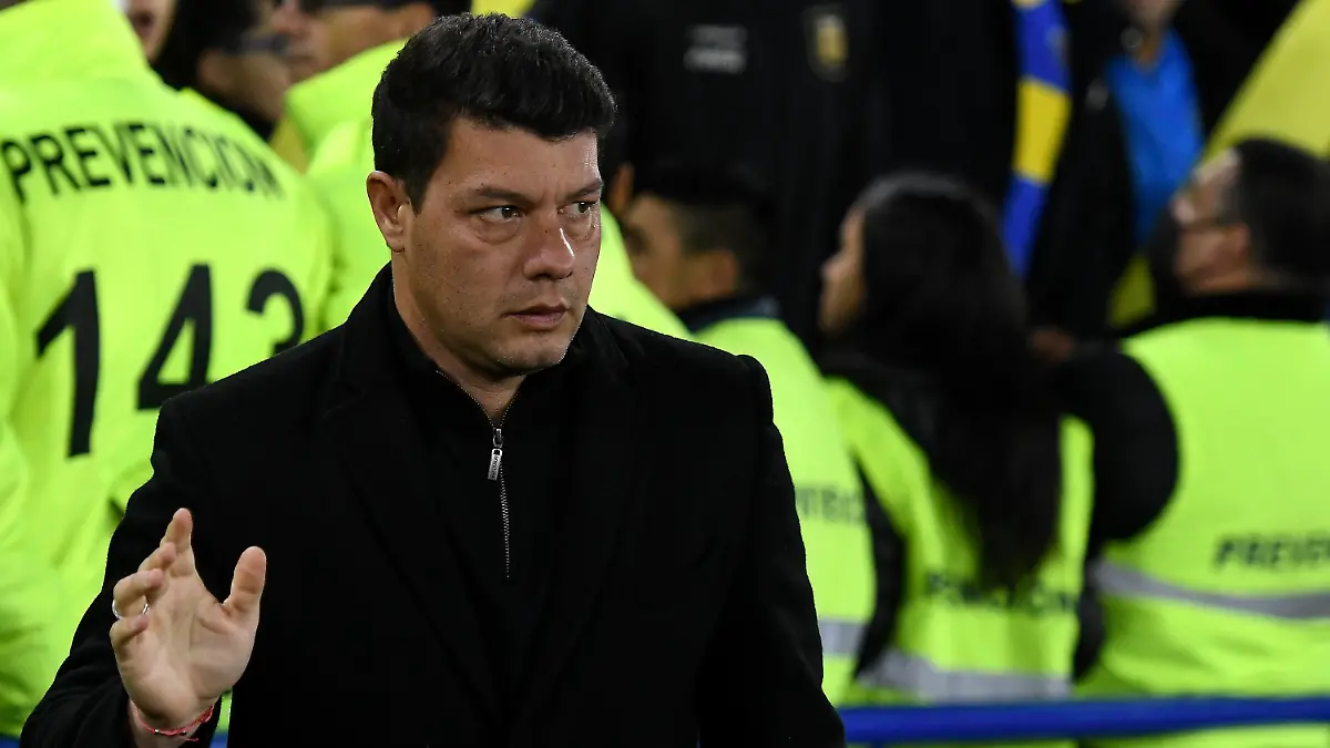 BUENOS AIRES, ARGENTINA - JULY 05: Head coach Sebastián Battaglia of Boca Juniors gestures before a Copa Libertadores round of sixteen second leg match between Boca Juniors and Corinthians at Estadio Alberto J. Armando on July 05, 2022 in Buenos Aires, Argentina. (Photo by Marcelo Endelli/Getty Images)