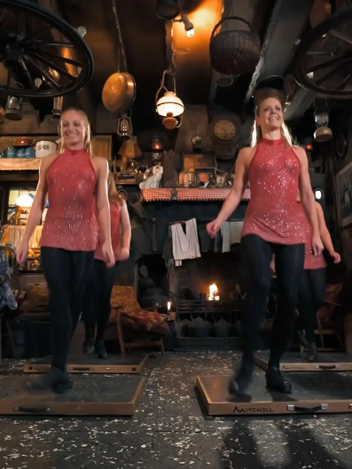 Bild zu: "Marta und Isabel tanzen "Irish Dance"!"