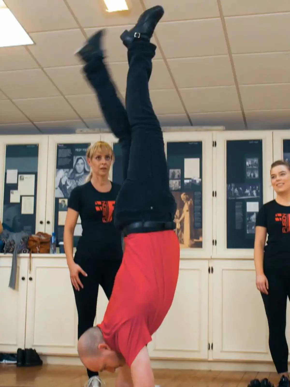 Bild zu: "Chris' Idee für Isabels Solo: Stepptanzen auf dem Kopf!"
