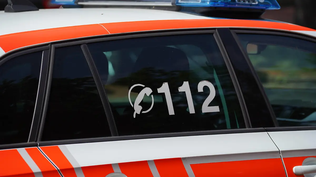  Symbolbild / Themenbild: Feuerwehr, Rettungsdienst, Polizei, Blaulicht. Feuerwehr, Rettungsdienst, Polizei, Blaulicht, Einsatz,Niedersachsen, Hannover, Blaulicht, Notfall, Feuer, Brand, Notruf, Einsatzstelle, Hilfe, Notarzt, NEF, Notarzteinsatzfahrzeug, Notarzteinsatz, Einsatz, Feuerwehr, Arzt, Rettungswagen, RTW, Krankenhaus, Berufsfeuerwehr, 112, Blaulicht, Einsatzfahrt, Erste Hilfe, Europa, Deutschland, Unfall, Medizinischer Notfall, Fahrzeug, Notfallsanitäter, Sanitäter, Rettungsasisstent, Retter, Rettung, Notdienst, Personenschaden, Schlaganfall, Herzinfarkt, Verkehrsunfall, Feuer, Brand, Autobahn, Innenstadt, Gesellschaft, Notruf, Hilfe, Blutdruck, Blutzucker, Unterzuckerung, Corona, Covid19, Coronapandemie, Festnahme, Niedersachs Copyright: xMartinxDziadekx