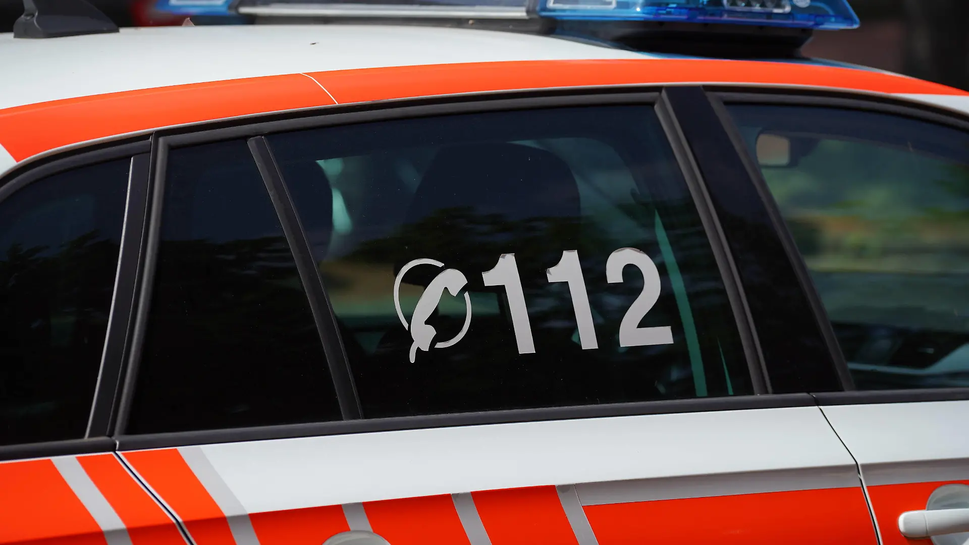  Symbolbild / Themenbild: Feuerwehr, Rettungsdienst, Polizei, Blaulicht. Feuerwehr, Rettungsdienst, Polizei, Blaulicht, Einsatz,Niedersachsen, Hannover, Blaulicht, Notfall, Feuer, Brand, Notruf, Einsatzstelle, Hilfe, Notarzt, NEF, Notarzteinsatzfahrzeug, Notarzteinsatz, Einsatz, Feuerwehr, Arzt, Rettungswagen, RTW, Krankenhaus, Berufsfeuerwehr, 112, Blaulicht, Einsatzfahrt, Erste Hilfe, Europa, Deutschland, Unfall, Medizinischer Notfall, Fahrzeug, Notfallsanitäter, Sanitäter, Rettungsasisstent, Retter, Rettung, Notdienst, Personenschaden, Schlaganfall, Herzinfarkt, Verkehrsunfall, Feuer, Brand, Autobahn, Innenstadt, Gesellschaft, Notruf, Hilfe, Blutdruck, Blutzucker, Unterzuckerung, Corona, Covid19, Coronapandemie, Festnahme, Niedersachs Copyright: xMartinxDziadekx