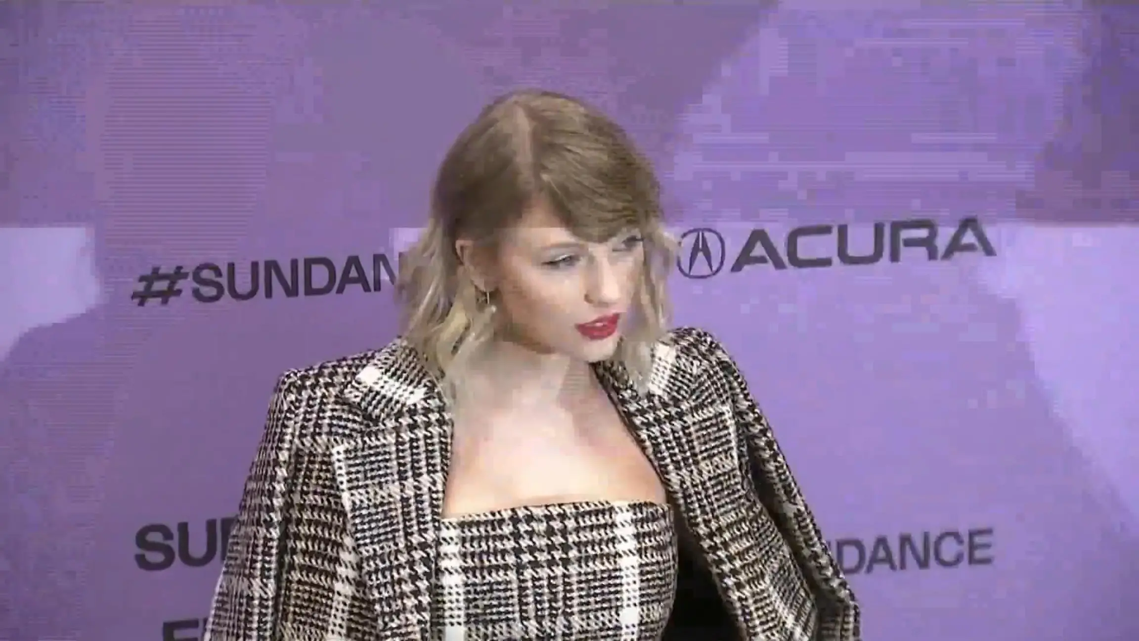So sieht Taylor Swift heute nicht mehr aus Sonst kennen wir Taylor Swift mit blonden Haaren