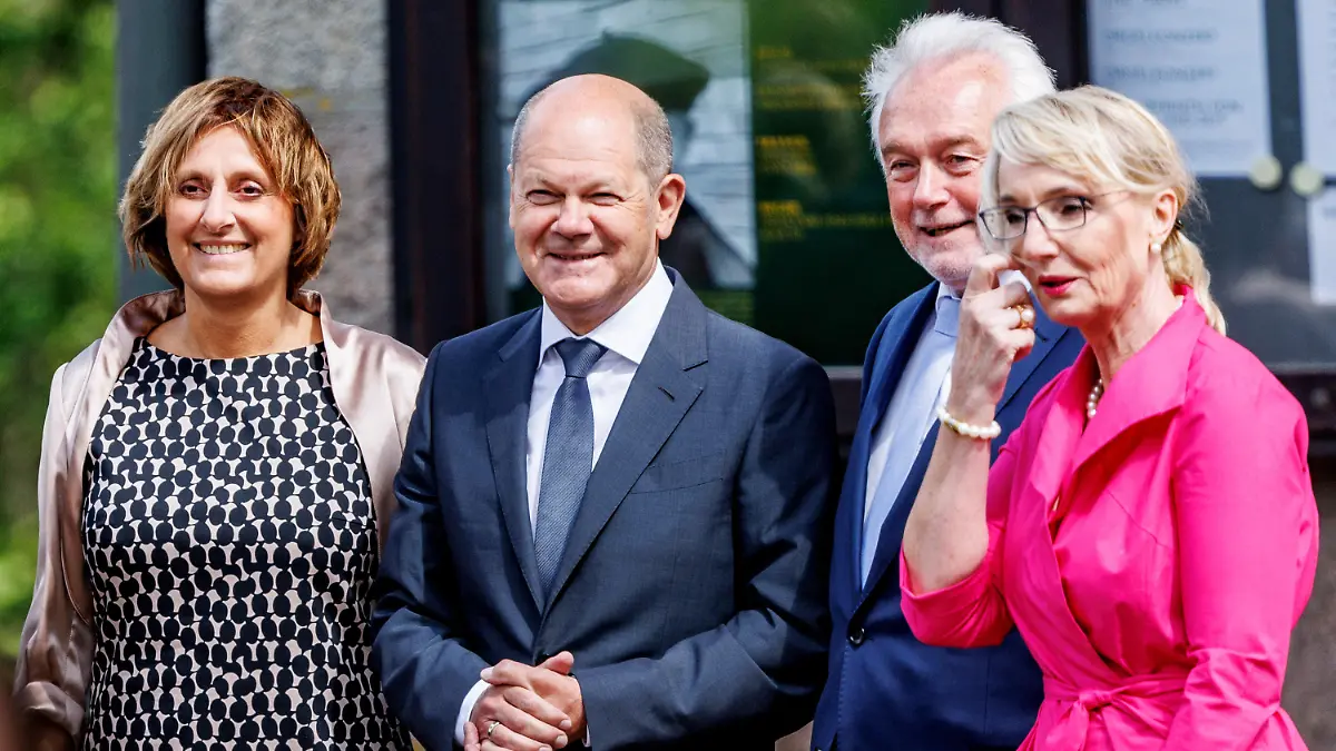 09.07.2022, Schleswig-Holstein, Keitum/Sylt: Bundeskanzler Olaf Scholz (SPD, 2.v.l) und seine Frau Britta Ernst (l) stehen mit Wolfgang Kubicki (FDP), Bundestagsvizepräsident, und seiner Frau Annette Marberth-Kubicki an der Kirche, in der Finanzminister Lindner (FDP) und seine Frau heiraten wollen. Lindner hat seine Partnerin Lehfeldt am 07. Juli 2022 auf Sylt standesamtlich geheiratet. Foto: Axel Heimken/dpa +++ dpa-Bildfunk +++