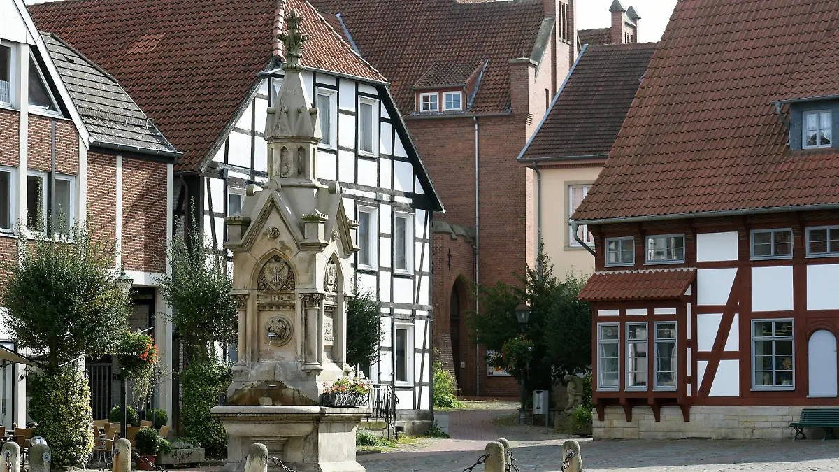 Der Marktplatz in Obernkirchen, fotografiert am 05.10.2015 in Obernkirchen (Niedersachsen). Deutlich weniger Übergewichtige, weniger chronisch Kranke und eine Steigerung des Wohlbefindens bei der Hälfte der Teilnehmer: Das vor vier Jahren gestartete Präventionsprojekt «Länger besser leben» hat das Gesundheitsbewusstsein vieler Menschen im Schaumburger Land in Niedersachsen verbessert. Die in Obernkirchen ansässige Krankenkasse BKK 24 hat es sich zum Ziel gesetzt, Männer, Frauen und Kinder in der Region in Bewegung zu bringen und zu einem gesünderen Lebensstil zu animieren. Foto: Holger Hollemann/dpa (zu lni "Gesundheitsprogramm wirkt: Weniger Dicke und chronisch Kranke" vom 05.10.2015) ++