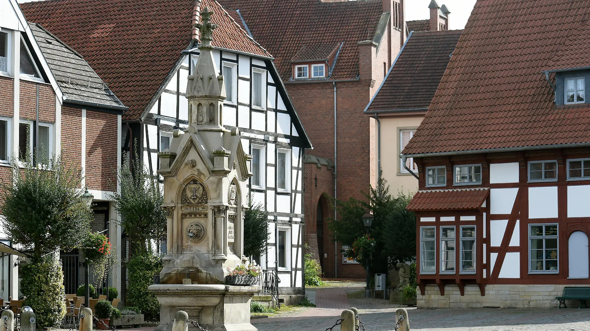 Der Marktplatz in Obernkirchen, fotografiert am 05.10.2015 in Obernkirchen (Niedersachsen). Deutlich weniger Übergewichtige, weniger chronisch Kranke und eine Steigerung des Wohlbefindens bei der Hälfte der Teilnehmer: Das vor vier Jahren gestartete Präventionsprojekt «Länger besser leben» hat das Gesundheitsbewusstsein vieler Menschen im Schaumburger Land in Niedersachsen verbessert. Die in Obernkirchen ansässige Krankenkasse BKK 24 hat es sich zum Ziel gesetzt, Männer, Frauen und Kinder in der Region in Bewegung zu bringen und zu einem gesünderen Lebensstil zu animieren. Foto: Holger Hollemann/dpa (zu lni "Gesundheitsprogramm wirkt: Weniger Dicke und chronisch Kranke" vom 05.10.2015) ++
