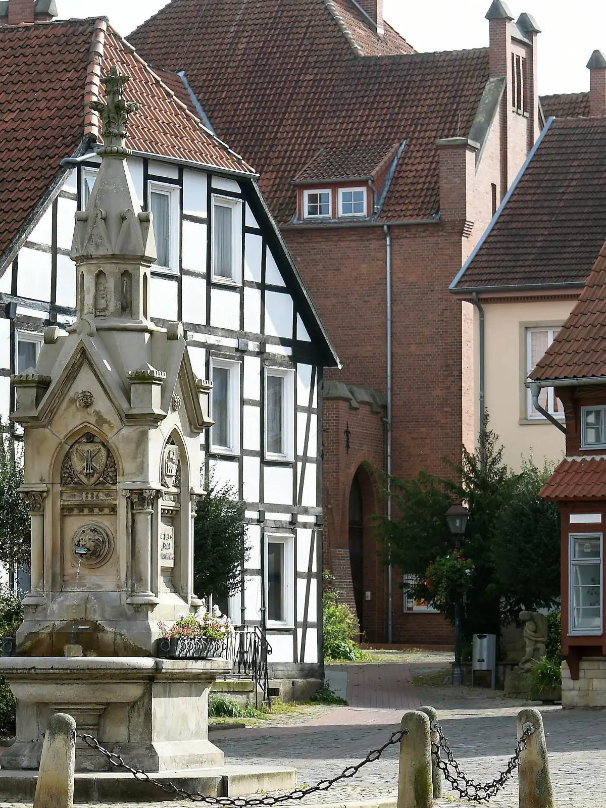 Der Marktplatz in Obernkirchen, fotografiert am 05.10.2015 in Obernkirchen (Niedersachsen). Deutlich weniger Übergewichtige, weniger chronisch Kranke und eine Steigerung des Wohlbefindens bei der Hälfte der Teilnehmer: Das vor vier Jahren gestartete Präventionsprojekt «Länger besser leben» hat das Gesundheitsbewusstsein vieler Menschen im Schaumburger Land in Niedersachsen verbessert. Die in Obernkirchen ansässige Krankenkasse BKK 24 hat es sich zum Ziel gesetzt, Männer, Frauen und Kinder in der Region in Bewegung zu bringen und zu einem gesünderen Lebensstil zu animieren. Foto: Holger Hollemann/dpa (zu lni "Gesundheitsprogramm wirkt: Weniger Dicke und chronisch Kranke" vom 05.10.2015) ++