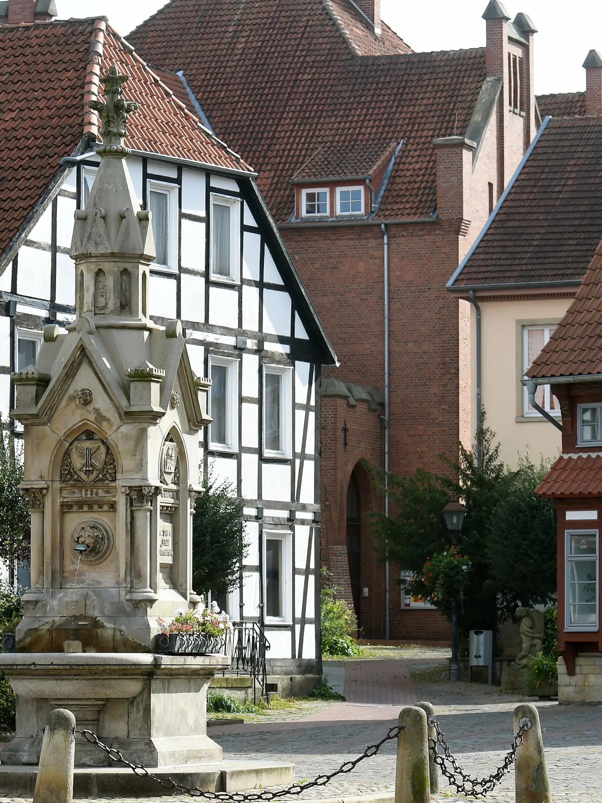 Der Marktplatz in Obernkirchen, fotografiert am 05.10.2015 in Obernkirchen (Niedersachsen). Deutlich weniger Übergewichtige, weniger chronisch Kranke und eine Steigerung des Wohlbefindens bei der Hälfte der Teilnehmer: Das vor vier Jahren gestartete Präventionsprojekt «Länger besser leben» hat das Gesundheitsbewusstsein vieler Menschen im Schaumburger Land in Niedersachsen verbessert. Die in Obernkirchen ansässige Krankenkasse BKK 24 hat es sich zum Ziel gesetzt, Männer, Frauen und Kinder in der Region in Bewegung zu bringen und zu einem gesünderen Lebensstil zu animieren. Foto: Holger Hollemann/dpa (zu lni "Gesundheitsprogramm wirkt: Weniger Dicke und chronisch Kranke" vom 05.10.2015) ++