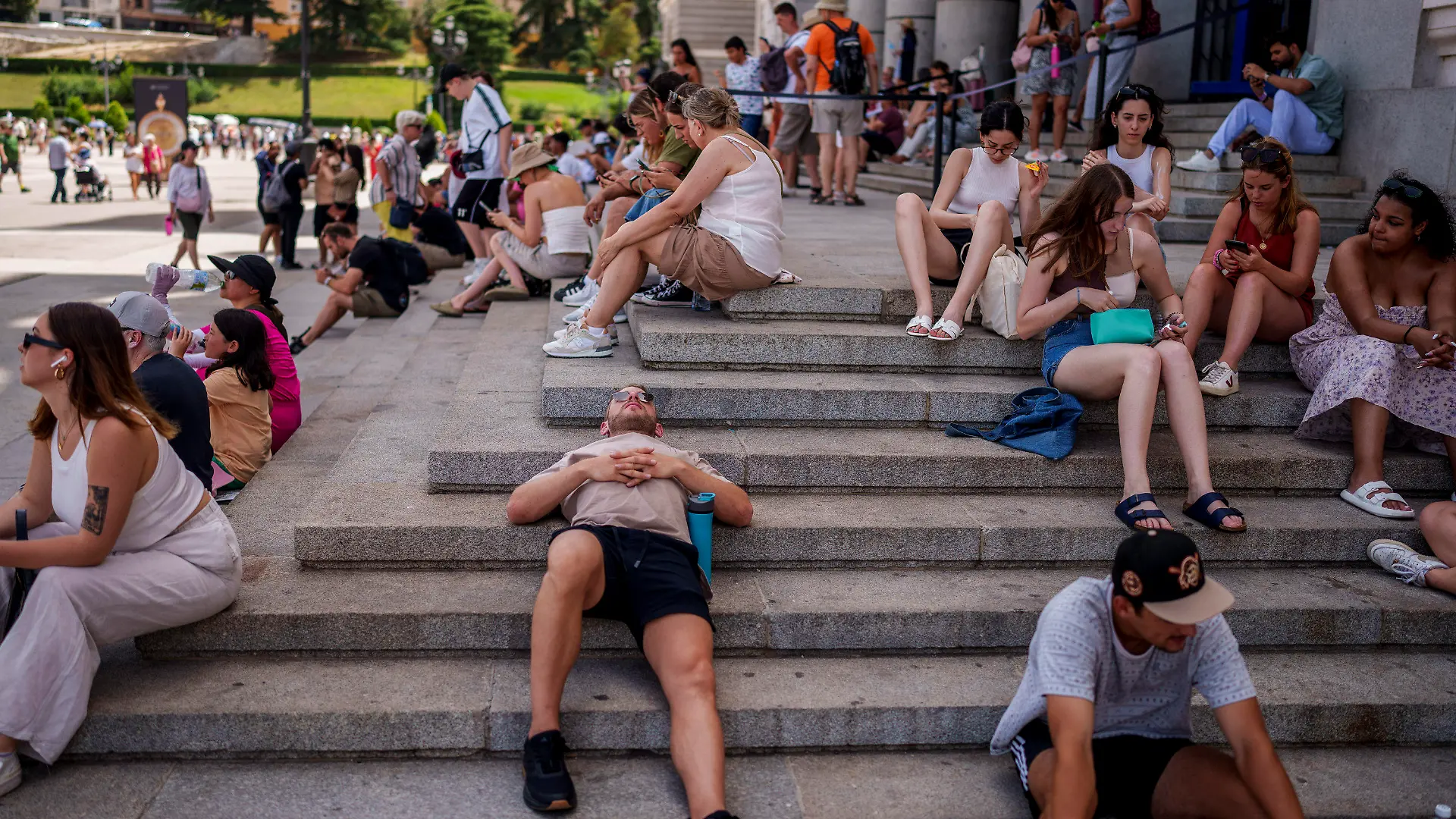 19.07.2023, Spanien, Madrid: Menschen ruhen sich an einem heißen und sonnigen Sommertag in Madrid aus. Der größte Teil Spaniens ist wegen großer bis extremer Hitze in Alarmbereitschaft. Foto: Manu Fernandez/AP/dpa +++ dpa-Bildfunk +++