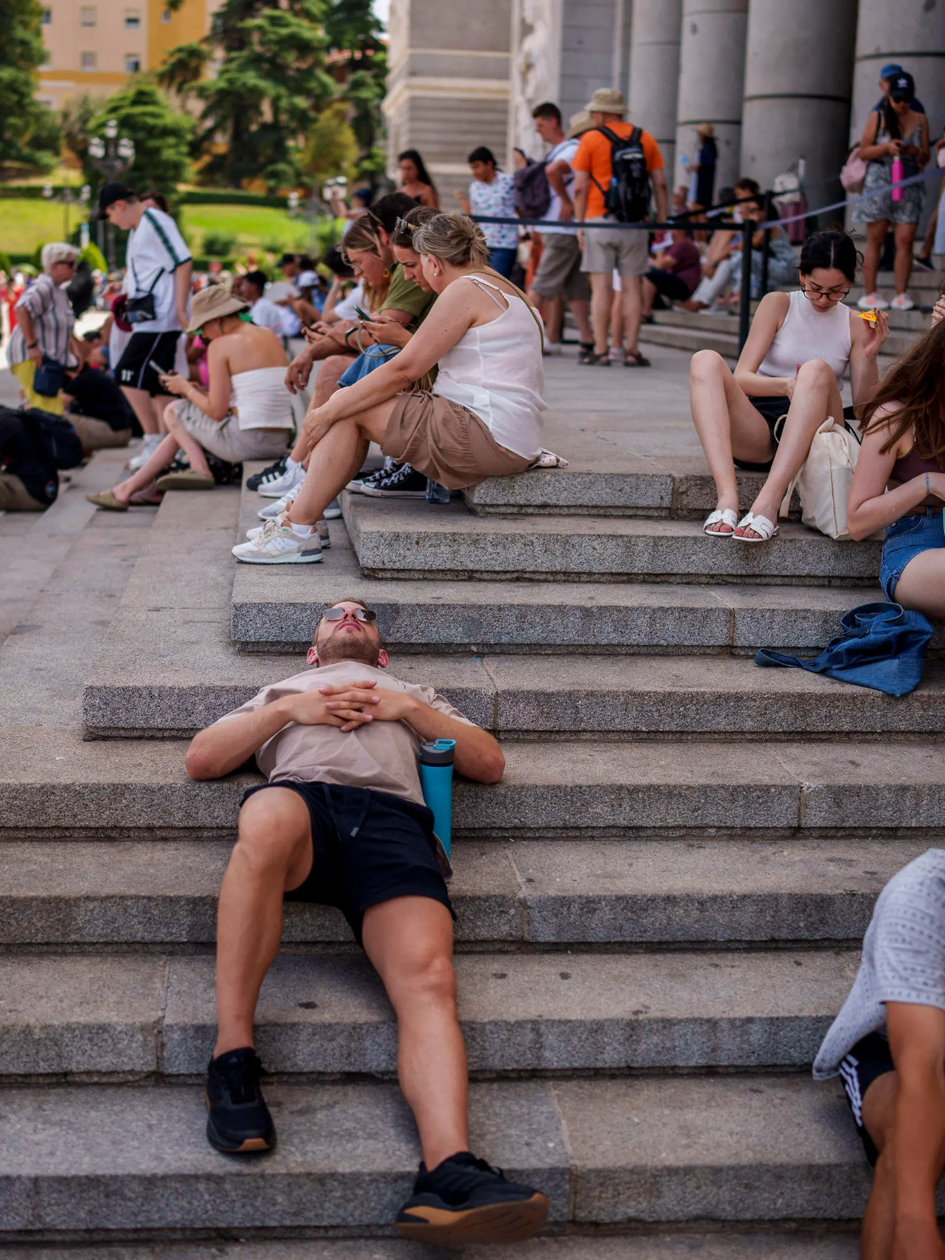 19.07.2023, Spanien, Madrid: Menschen ruhen sich an einem heißen und sonnigen Sommertag in Madrid aus. Der größte Teil Spaniens ist wegen großer bis extremer Hitze in Alarmbereitschaft. Foto: Manu Fernandez/AP/dpa +++ dpa-Bildfunk +++