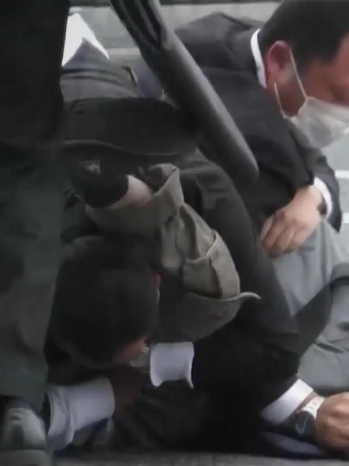 Es ist der Moment der Festnahme: Ein 41 Jahre alter Mann hat den japanischen Ex-Regierungschef Shinzo Abe auf einer Straße erschossen. Der Politiker wurde ins Krankenhaus gebracht. Nun gibt es die traurige Gewissheit: Abe hat den Mordanschlag nicht überlebt. Wir zeigen die Festnahme im Video,