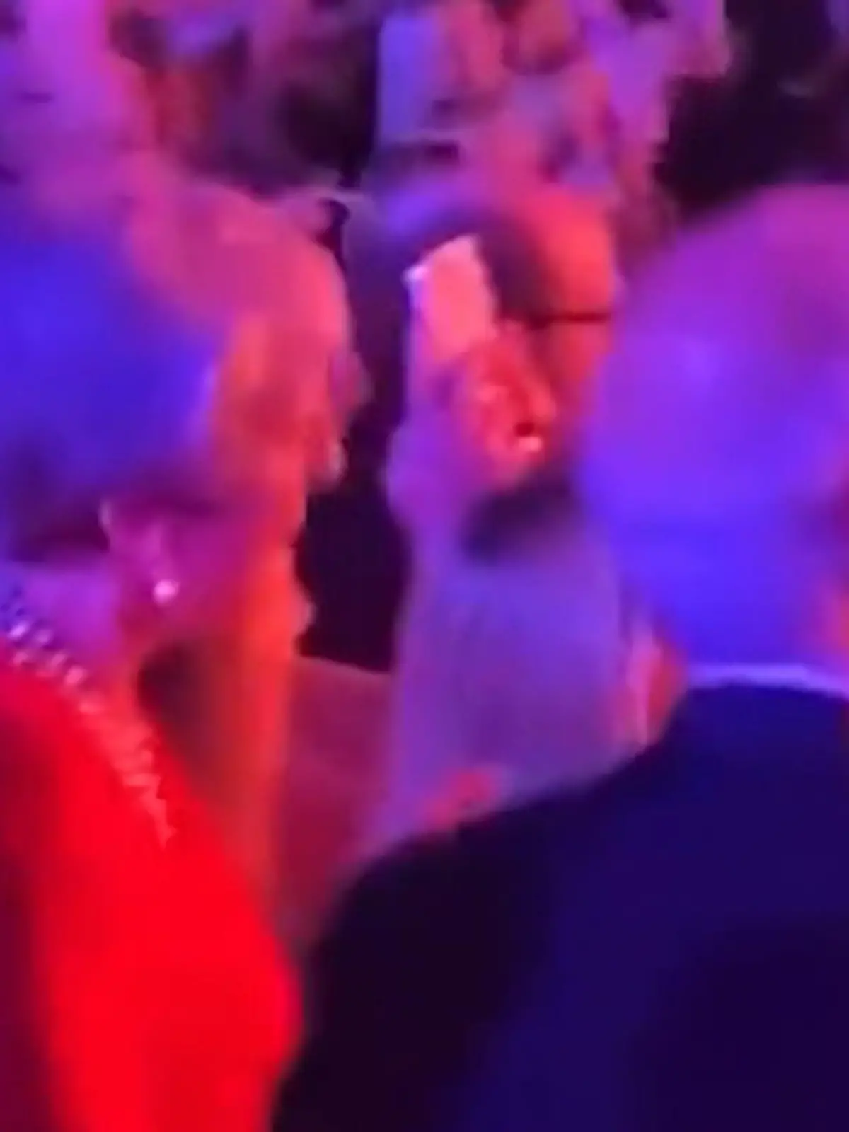 Bye, bye Boris – und Bühne frei für Tanz-Theresa: Bei einem Konzert von Craig David könnte man fast meinen, Ex-Premierministerin Theresa May feiert den Rücktritt ihres Nachfolgers. Ihre Tanzeinlage zeigen wir im Video.