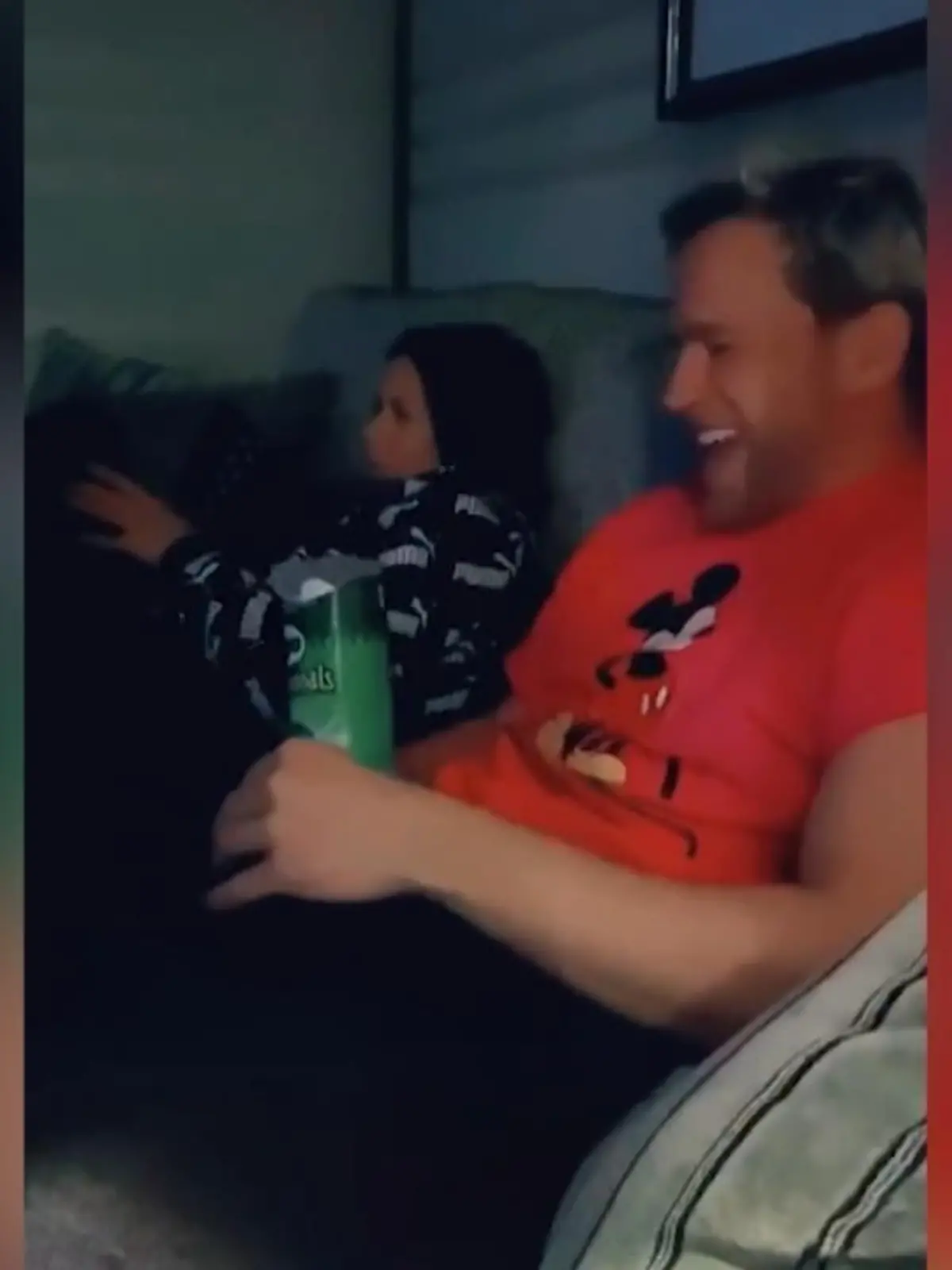Bild zu: "Olly Murs prankt seine Freundin mit Chipsdose"