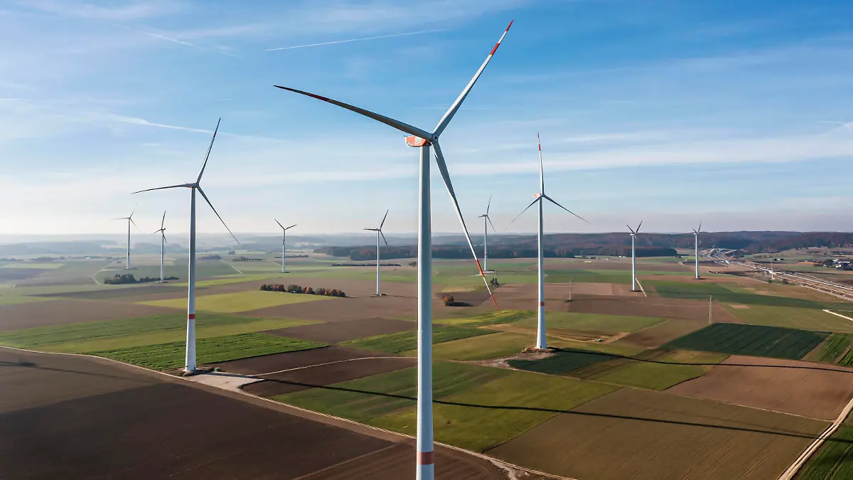  News Themen der Woche KW44 News Bilder des Tages Windpark Tomerdingen der Green Planet Energy auf der Schwäbischen Alb. // 02.11.2021: Deutschland, Baden-Württemberg, Dornstadt. *** Tomerdingen wind farm of Green Planet Energy in the Swabian Alb 02 11 2021 Germany, Baden Württemberg, Dornstadt