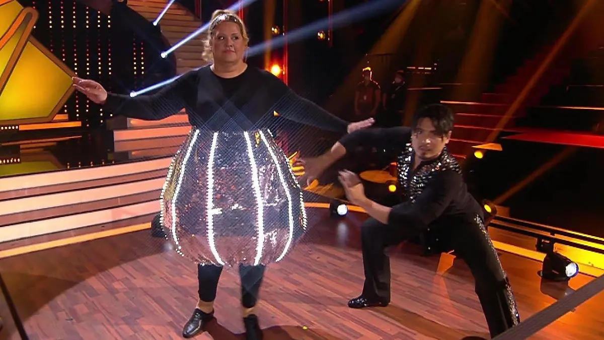 Ilka Bessin erklärt ihr Diskokugel-Outfit Ilka Bessin erklärt ihr Let's Dance-Outfit