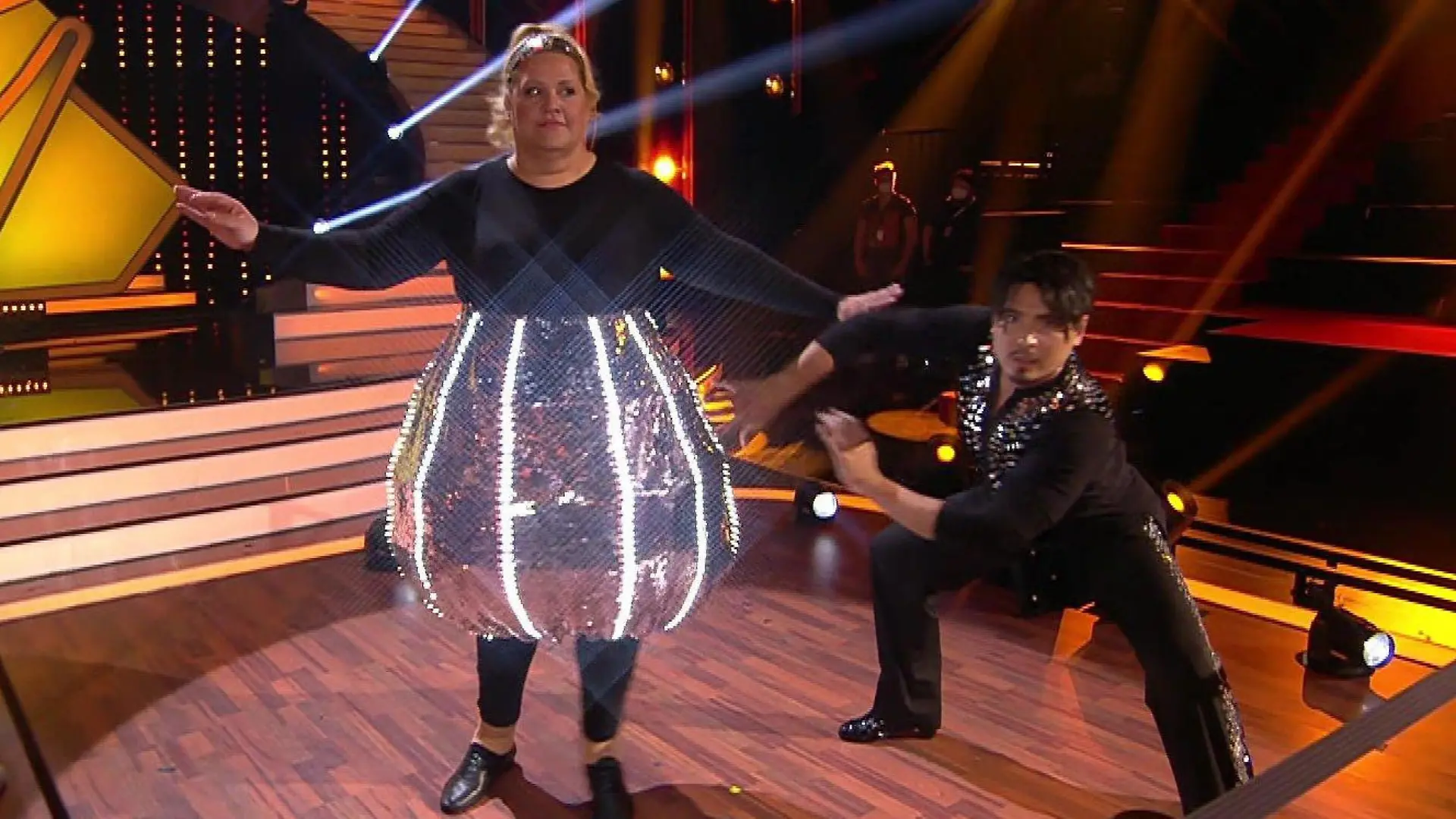 Ilka Bessin erklärt ihr Diskokugel-Outfit Ilka Bessin erklärt ihr Let's Dance-Outfit