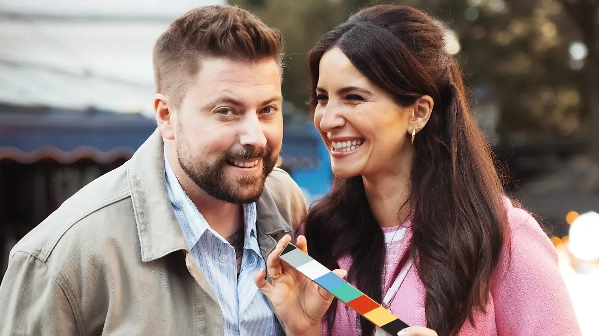 Drehstart für ein _Spécial Exceptionnel_ der RTL-Serie "Gute Zeiten, schlechte Zeiten" in Paris. Mit dabei sind u. a. die Publikums-Magneten Felix von Jascheroff und Chryssanthi Kavazi.
Die Verwendung des sendungsbezogenen Materials ist nur mit dem Hinweis und Verlinkung auf RTL+ gestattet.